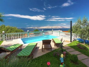 Adorable home with swimming pool and sea view
